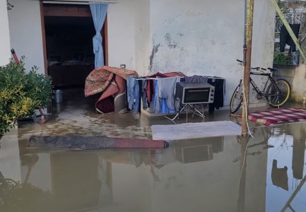 Banesat nën “pushtetin” e ujit, pamjet nga Durrësi i përmbytur! Banorët: Edhe brenda në shtëpi rrimë me çizme, është dëmtuar çdo gjë 1 banese permbytje 433x300 1