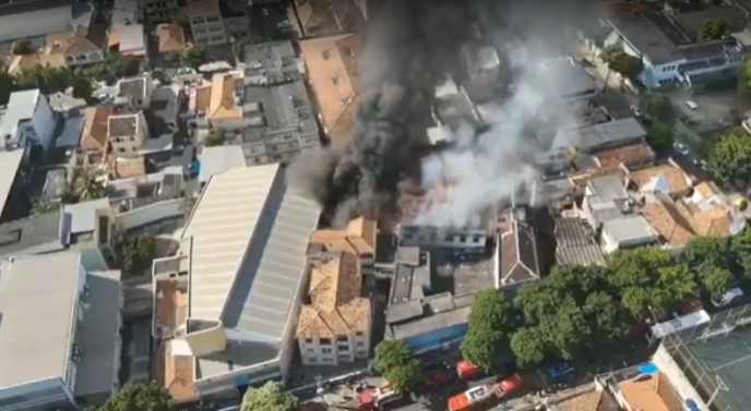 Shpërthim i fuqishëm në fabrikën e karnavaleve në Rio de Janeiro, plagosen 20 persona 1 Screenshot 419