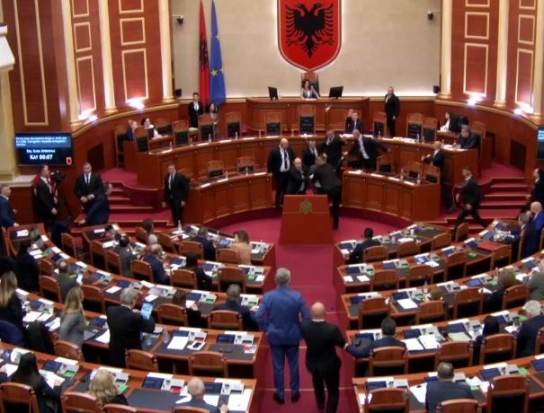 Tensione në Kuvend, deputeti i PD Noka godet me shishe Ballën 1 dddd