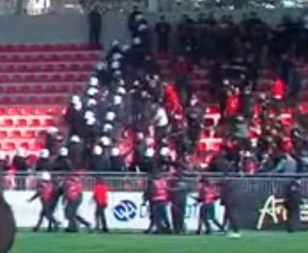 Derbi nis me sherr, tifozët përplasen në tribuna dhe gjuhen me sende të forta e fishekzjarrë. Ndërhyn policia 1 sdfdsfdfsdsfdsffdssdf