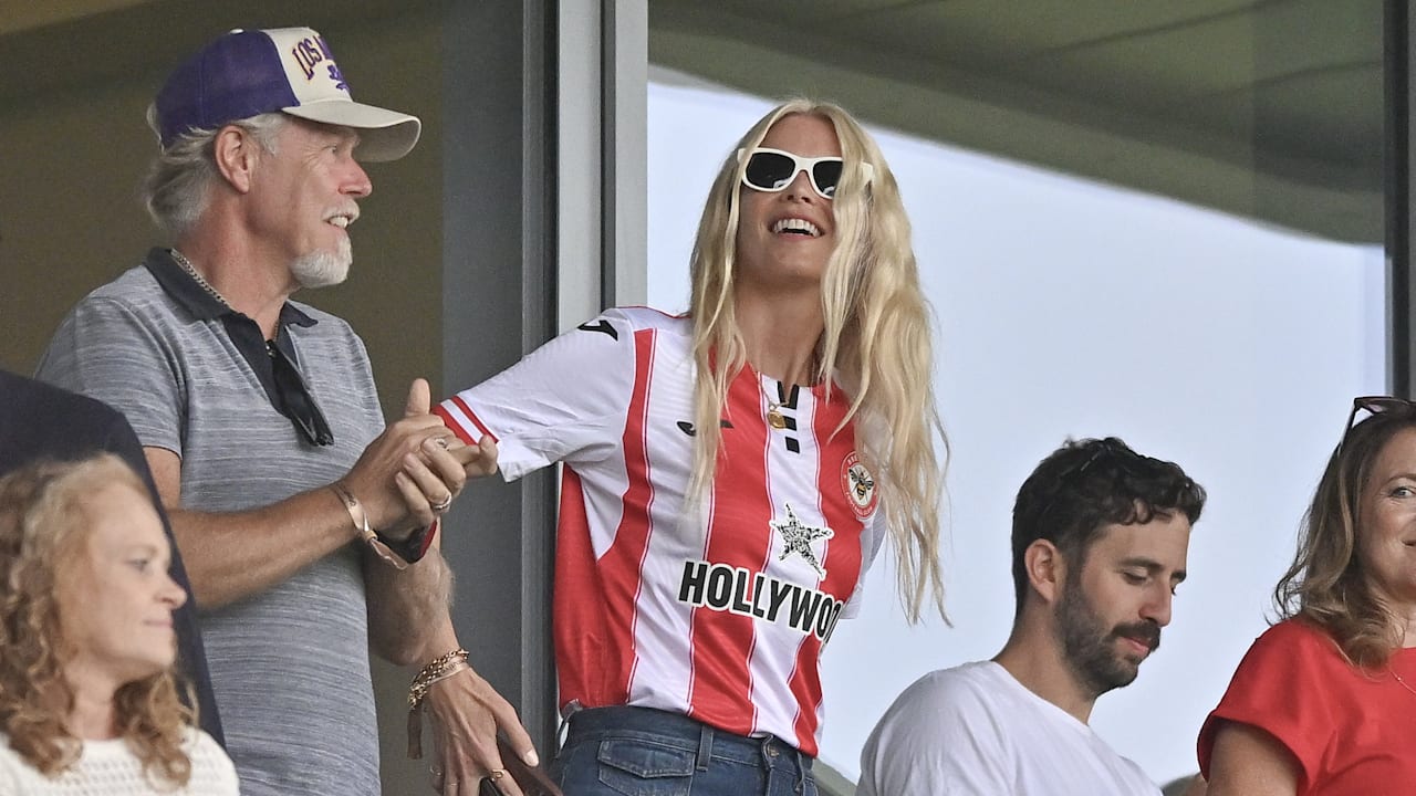 Premier League: Claudia Schiffer vesh Jersey nga FC Brentford | sport