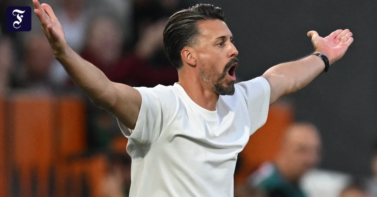 Trajneri i Augsburg Sandro Wagner kritikon FC Bayern dhe Sacha Boey