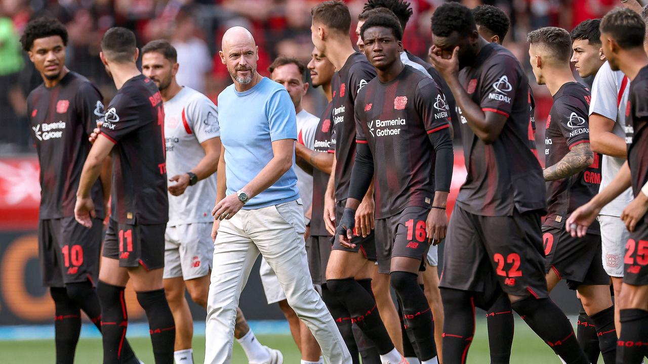 wdr leverkusens trainer erik ten hag bei der mannschaftspraesentation zwischen den spielern 100