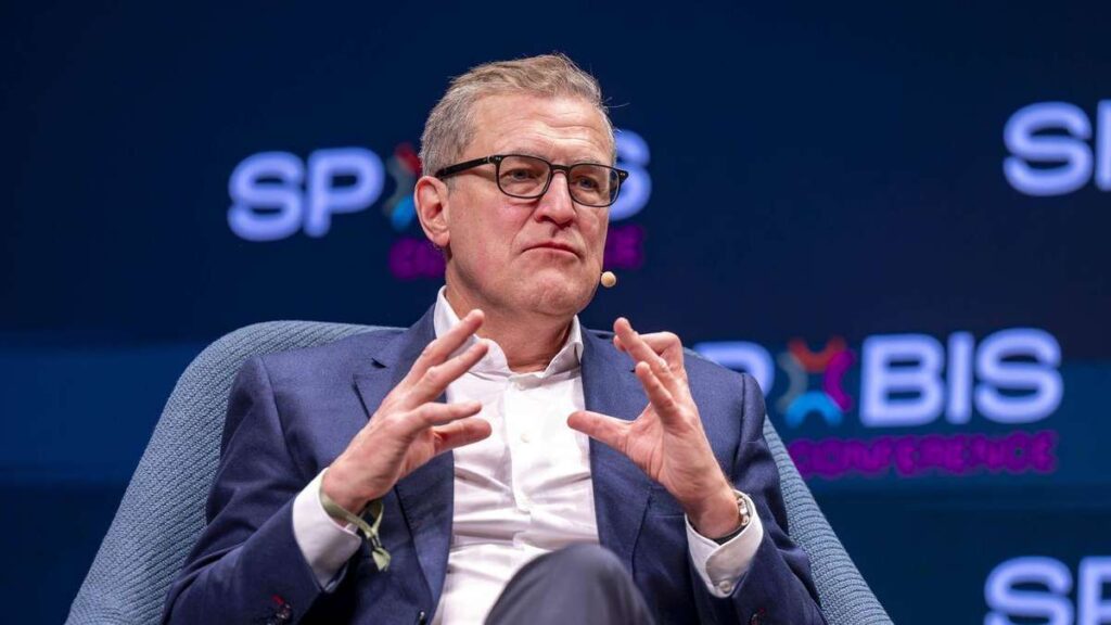 Bosi i Bayern Dreesen kritikon botimet e rekordeve të Premier League