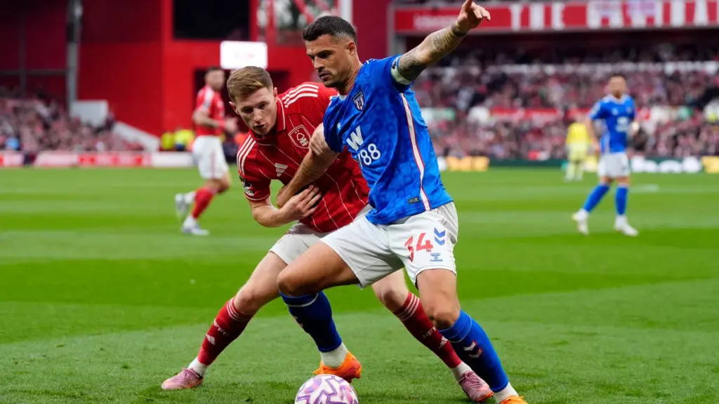 Xhaka drejton Sunderland në fitoren tjetër, gabimet e Liverpoolit