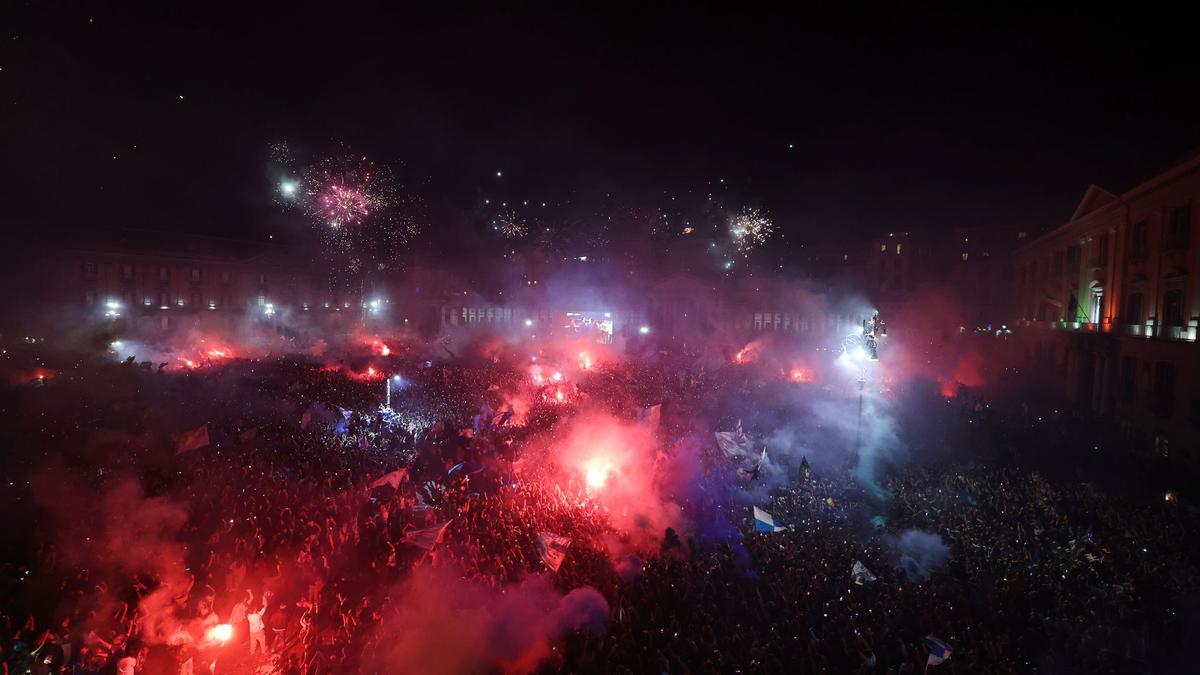 Napoli feston titujt e kampionatit: brohoritje, të plagosura dhe të gjetura me armë