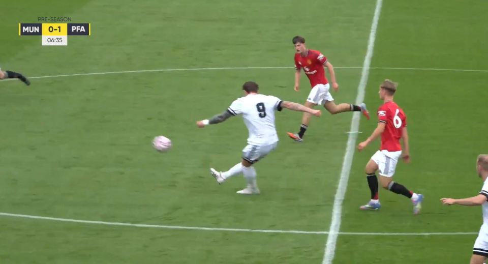 Ish sulmuesi i Premier League bën përshtypje me golin nga gjysma e tij në ndeshjen kundër Manchester United