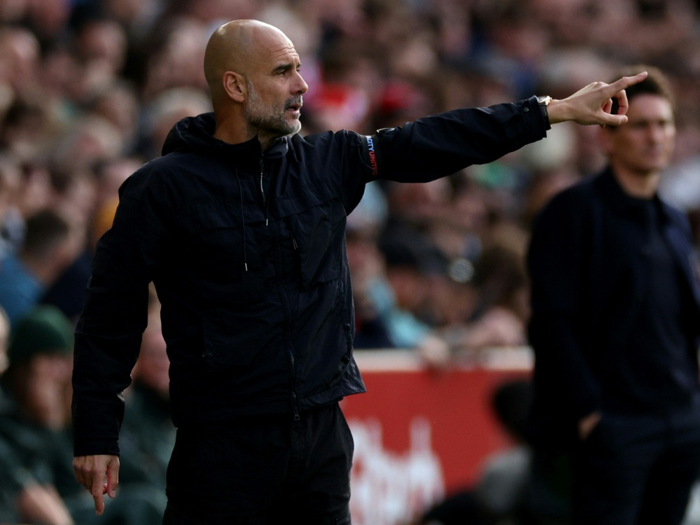 Trajneri i qytetit Man Guardiola fton Ferguson dhe Wenger
