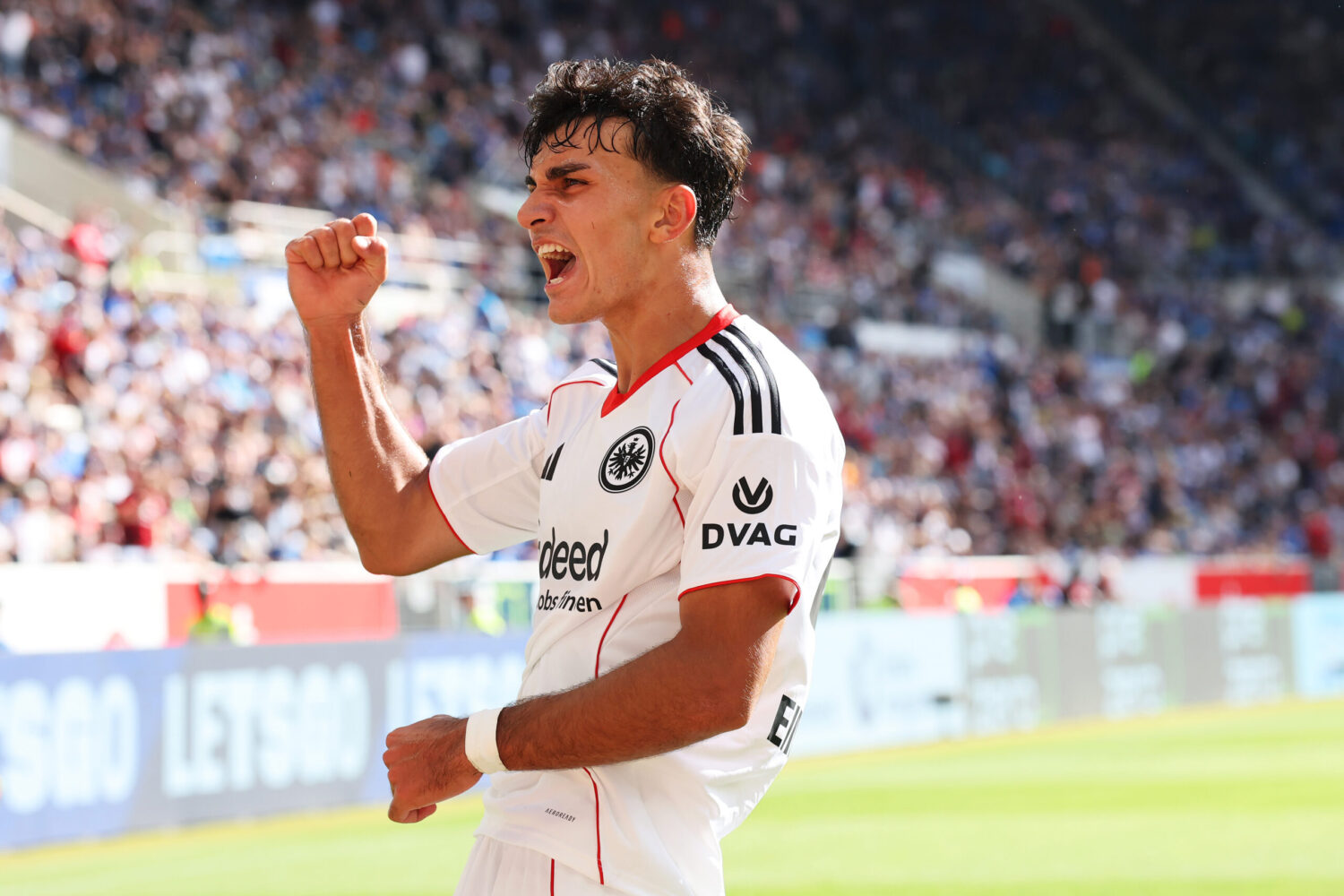 Frankfurt vendos një shenjë të madhe çmimi Uzun