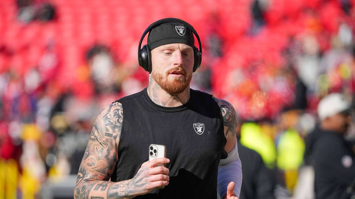 Superylli i NFL Maxx Crosby investon në klubin e Premier League