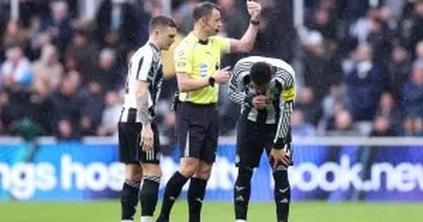 Një lojtar i Newcastle vjell në fushë dhe mjekët urdhërojnë një zëvendësim të menjëhershëm.