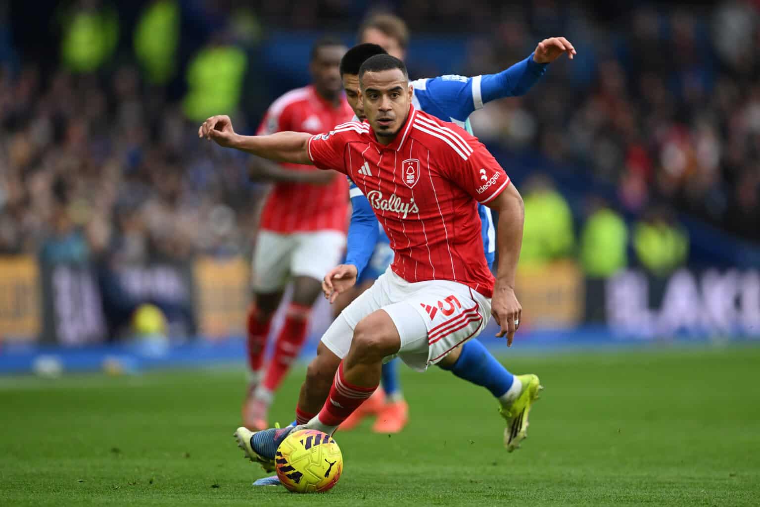 Liverpool dhe Chelsea: duel transferimi për mbrojtësit e Premier League