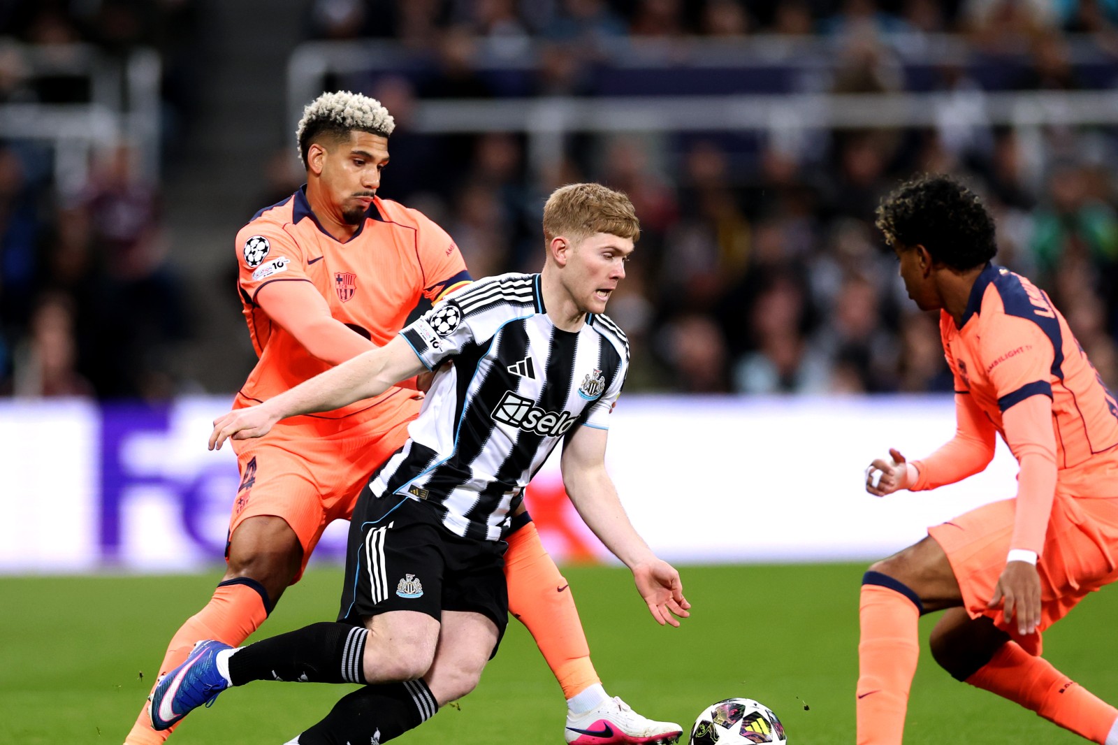 BVB po monitoron mbrojtësit e majtë nga Premier League