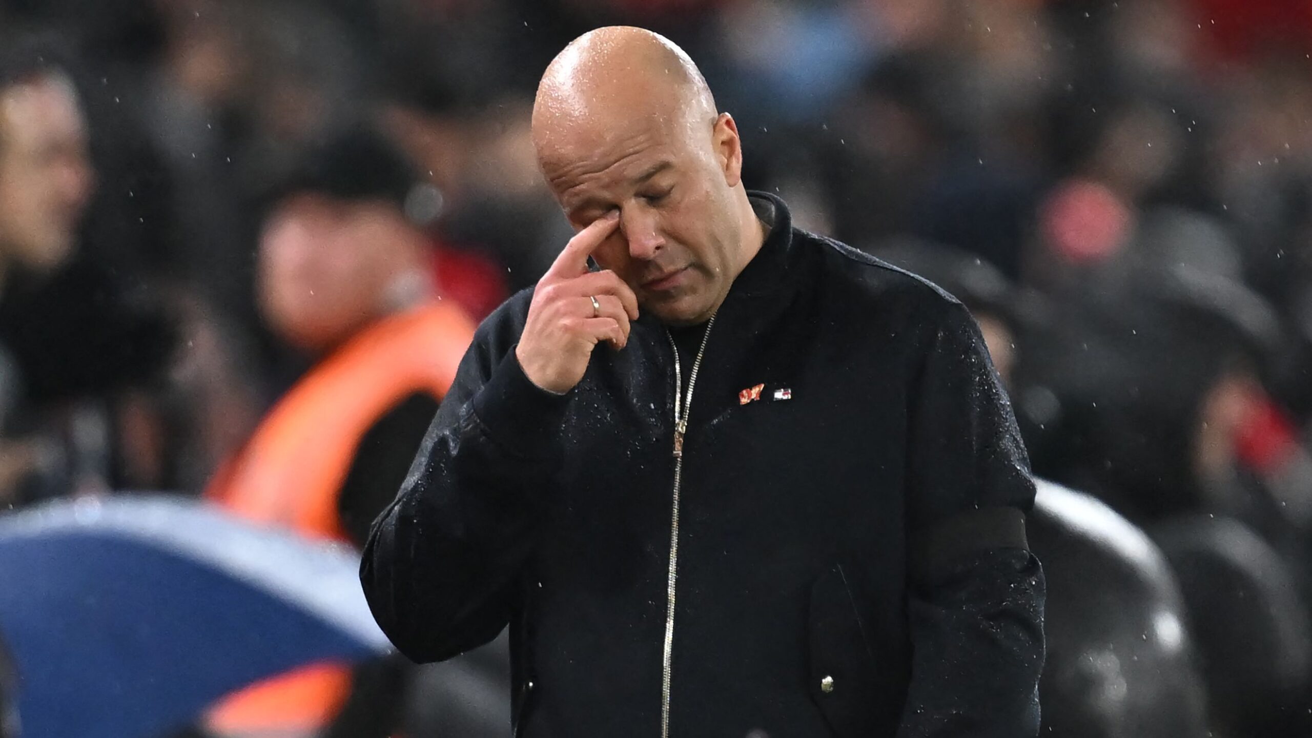 Liverpool FC në një situatë të dëshpëruar: Arne Slot madje premton një debutim për “lojtarët U8”.