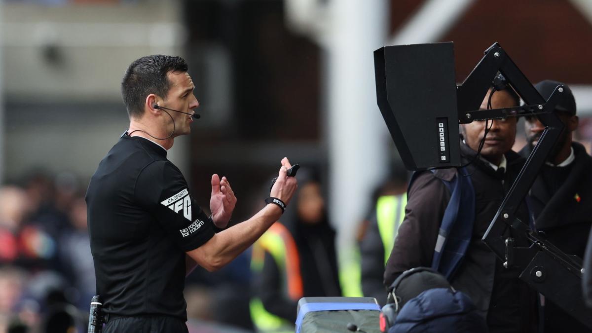 Studimi VAR: Gjyqtarët pothuajse gjithmonë e rishikojnë vendimin e tyre