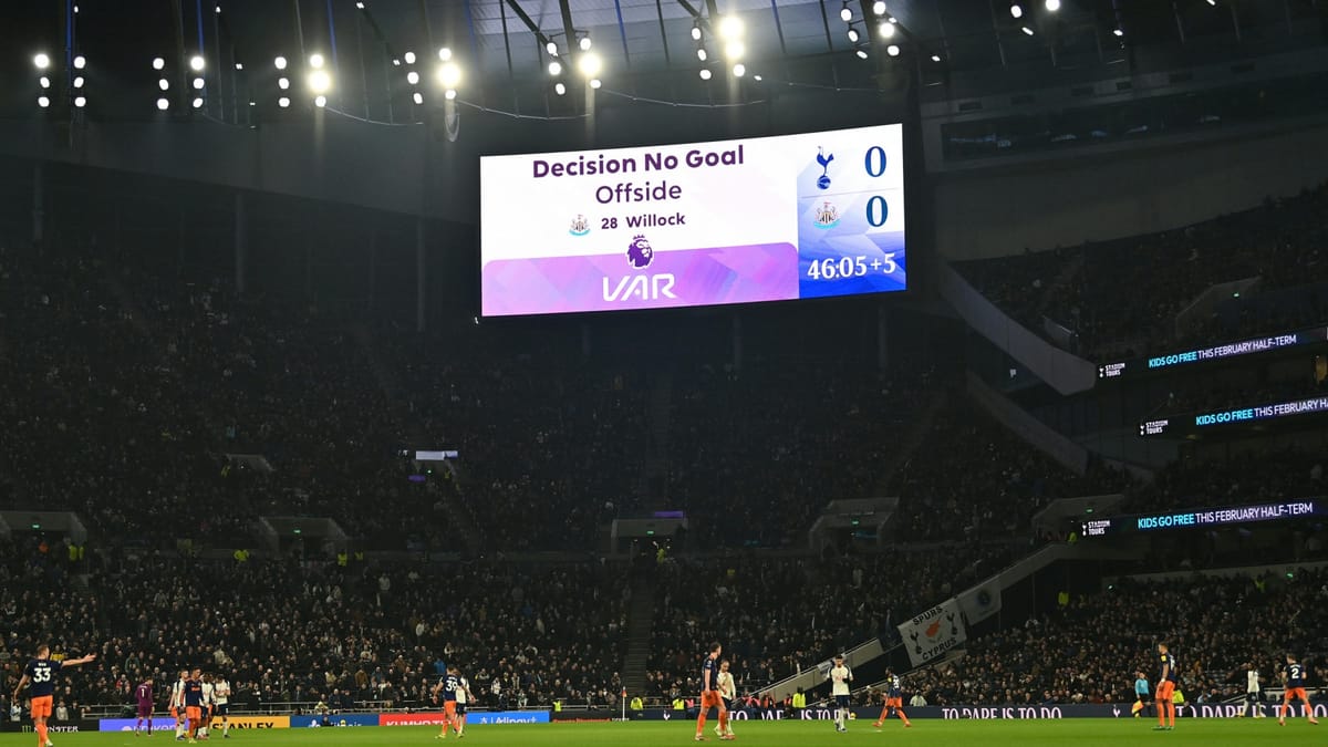 Anketa: Tifozët e Premier League duan të heqin VAR-in