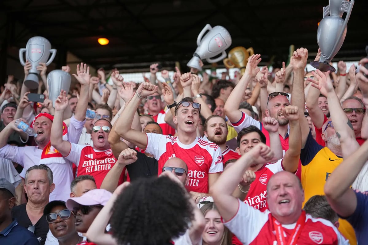 Një incident fatal ka ndodhur gjatë një përplasjeje mes tifozëve të Arsenalit dhe Manchester United.