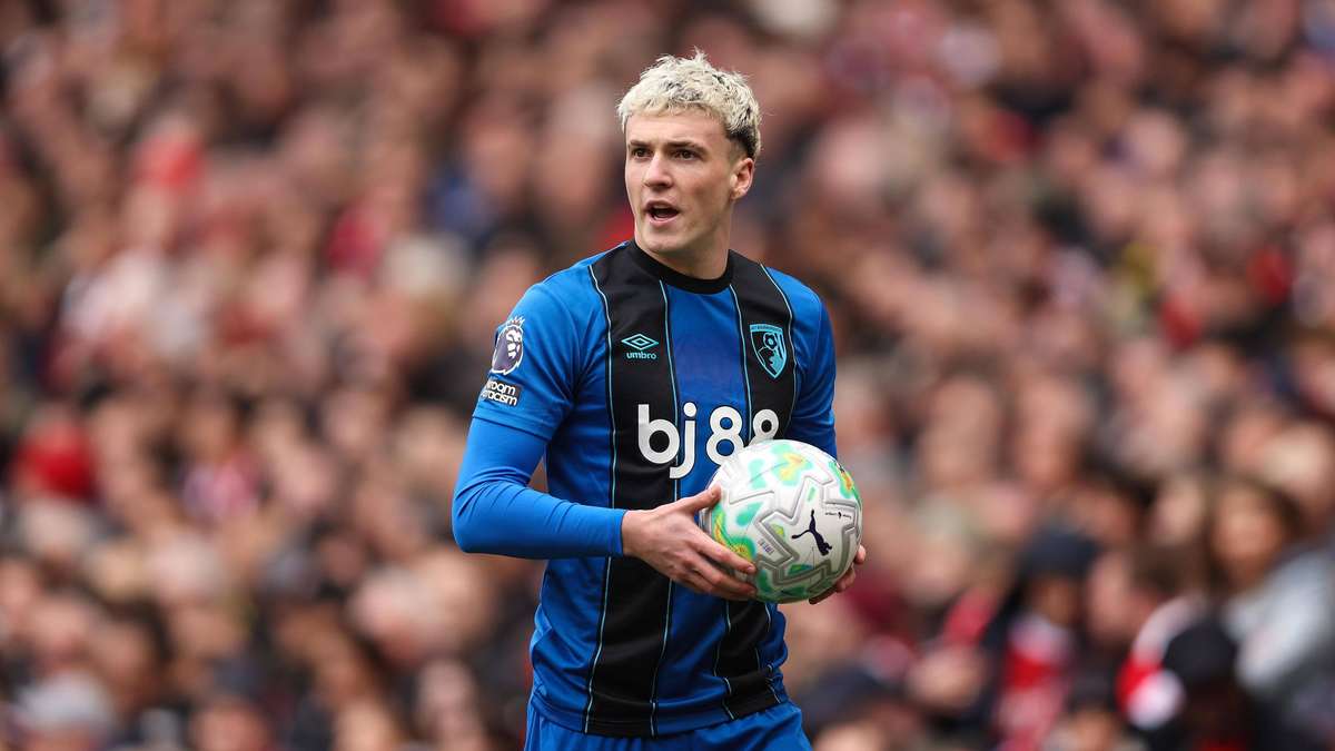 Mesazhe të turpshme për 15-vjeçarët? Ylli i Premier League është pezulluar