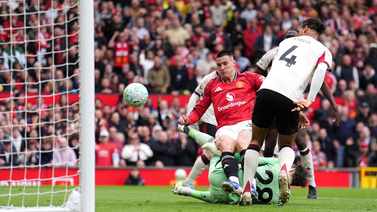 Goli i parregullt i Sheshkos i ndihmon Manchester United kundër Liverpool FC