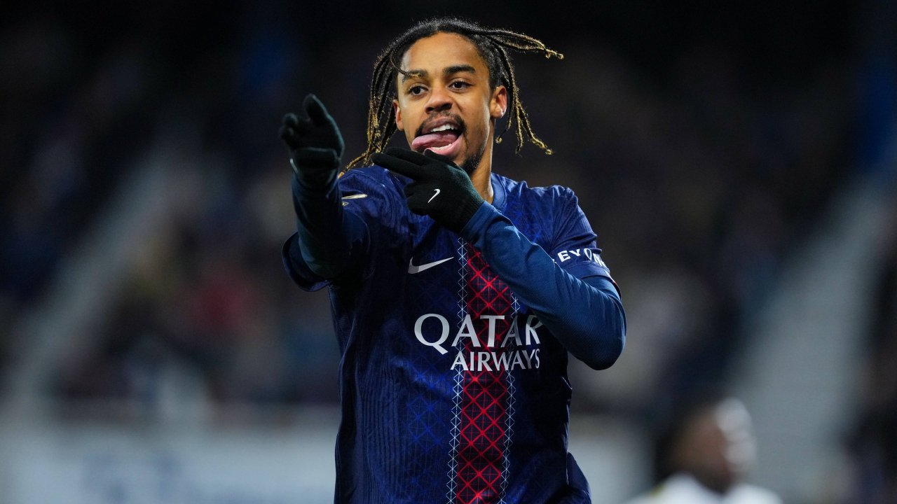 Raporti: Ylli i PSG-së do të transferohet në Premier League?