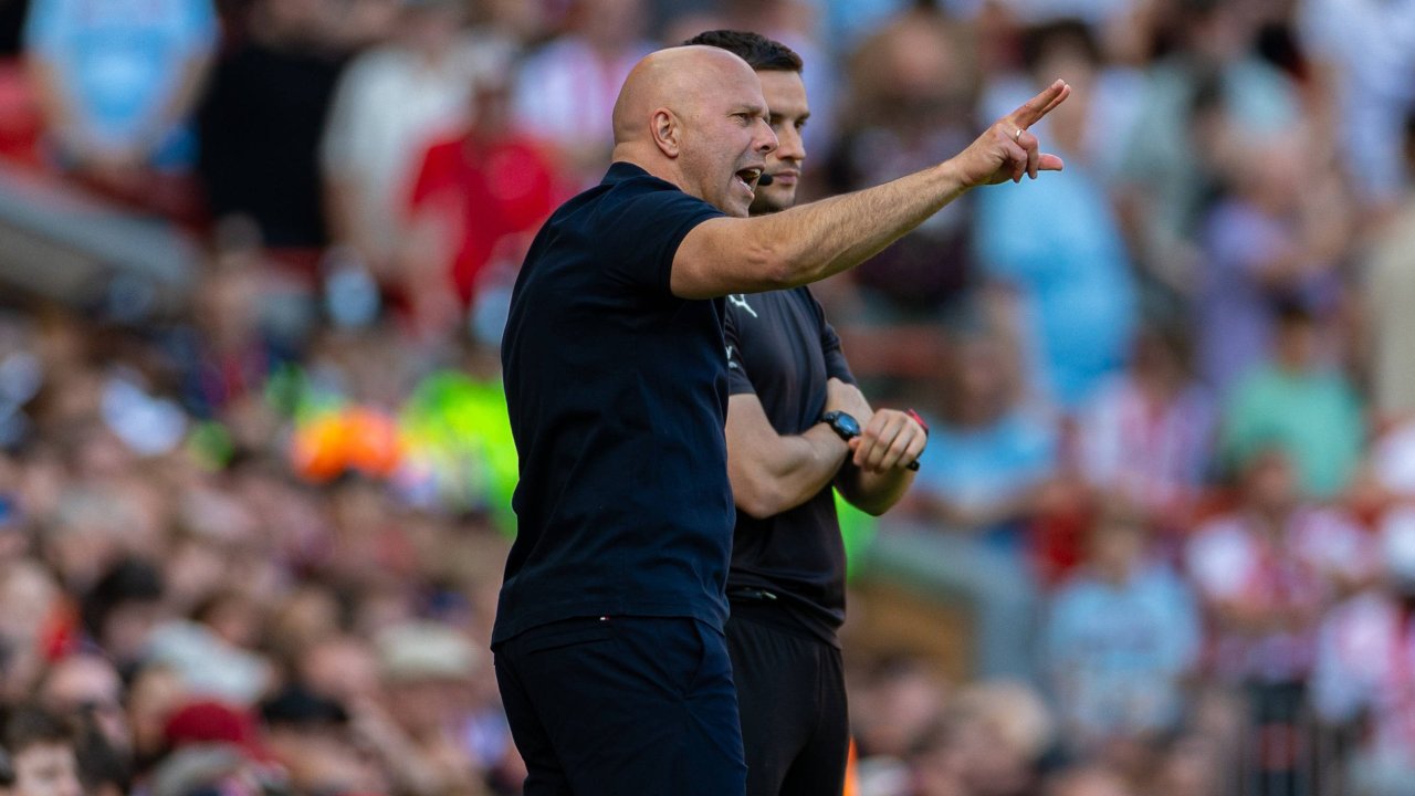 Raporti: Arne Slot refuzon klubin e Premier League