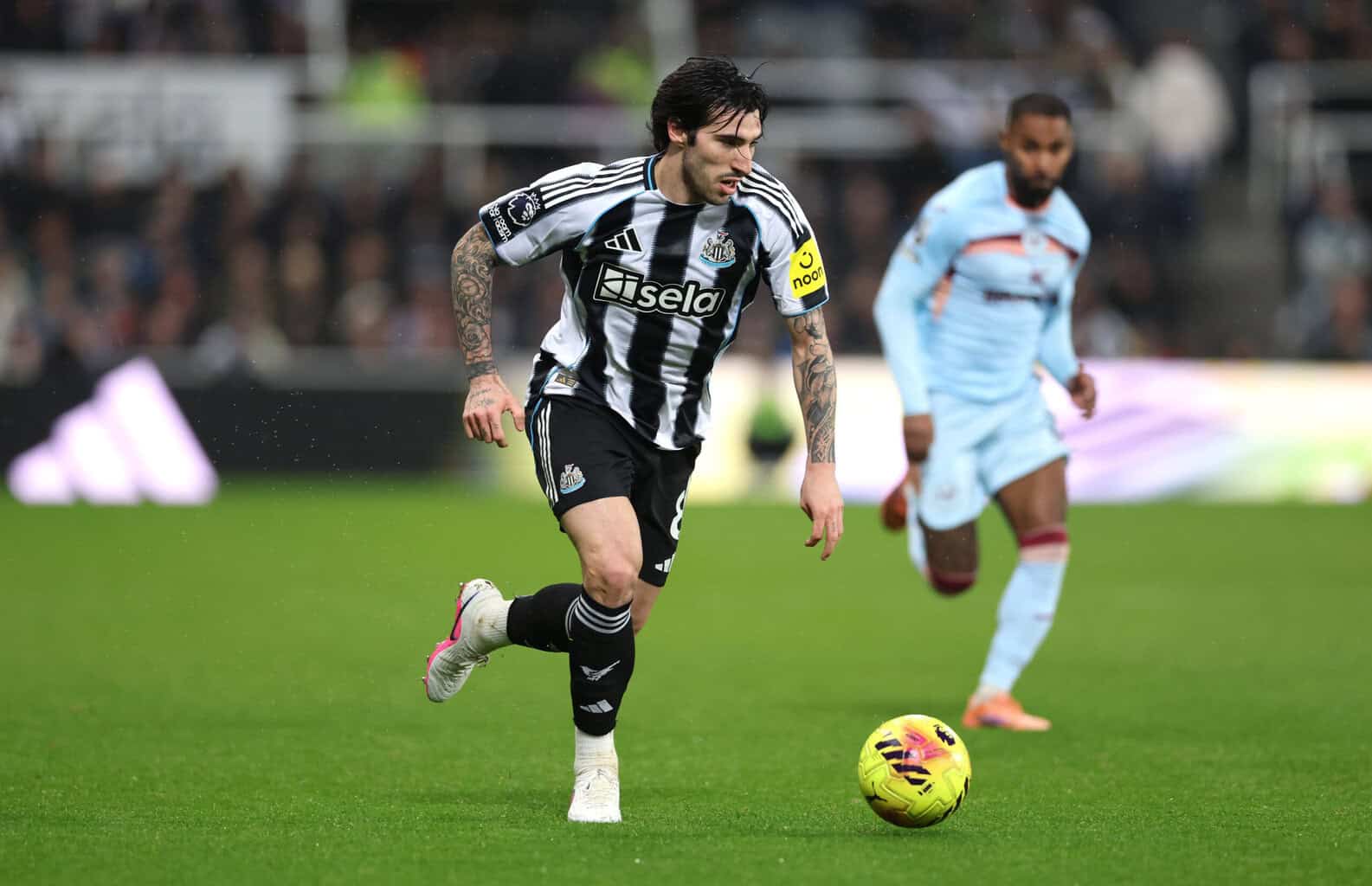 Kërkohen 100 milionë euro: Beteja trepalëshe për yllin e Newcastle?