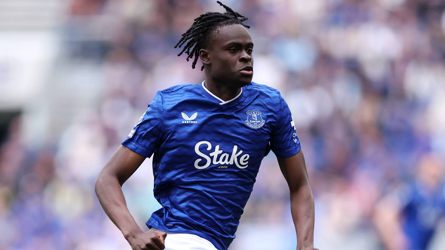 Chelsea u shet talente sulmuese konkurrentëve të Premier League