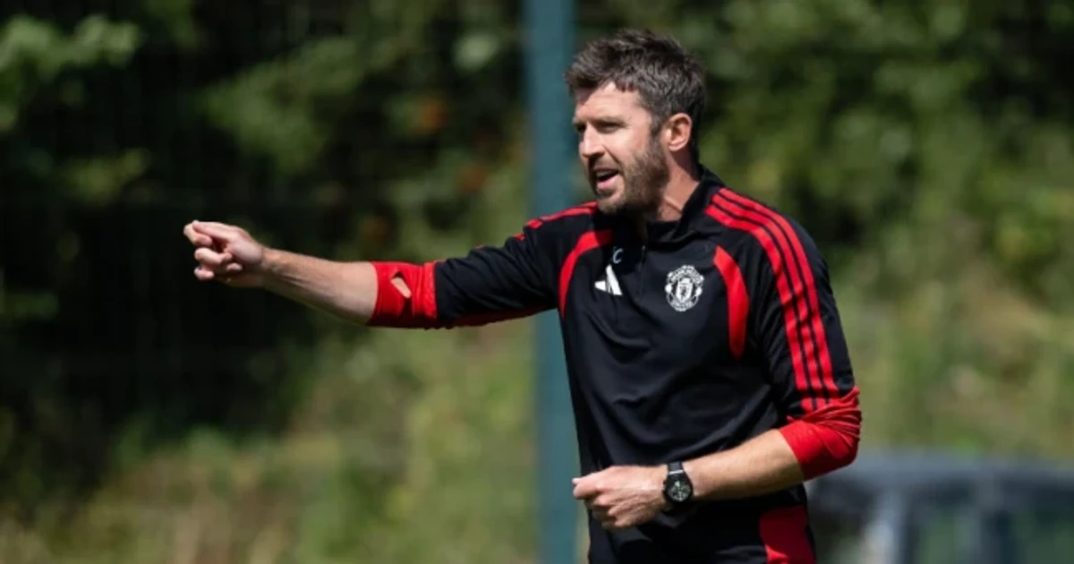 Michael Carrick dhe 5 sfidat kryesore që do të vendosin sezonin 2026/27 të Manchester United.