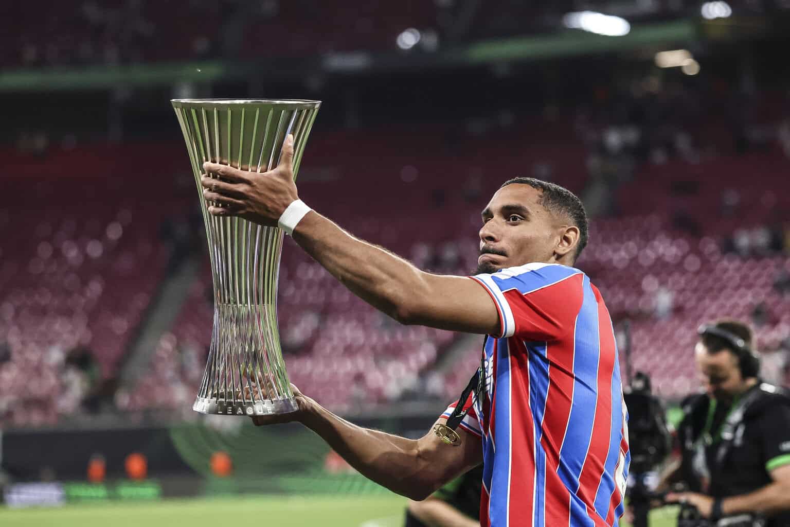 Transfertat e Chelsea 2026: Lacroix dhe pyetja e 300 milionëve