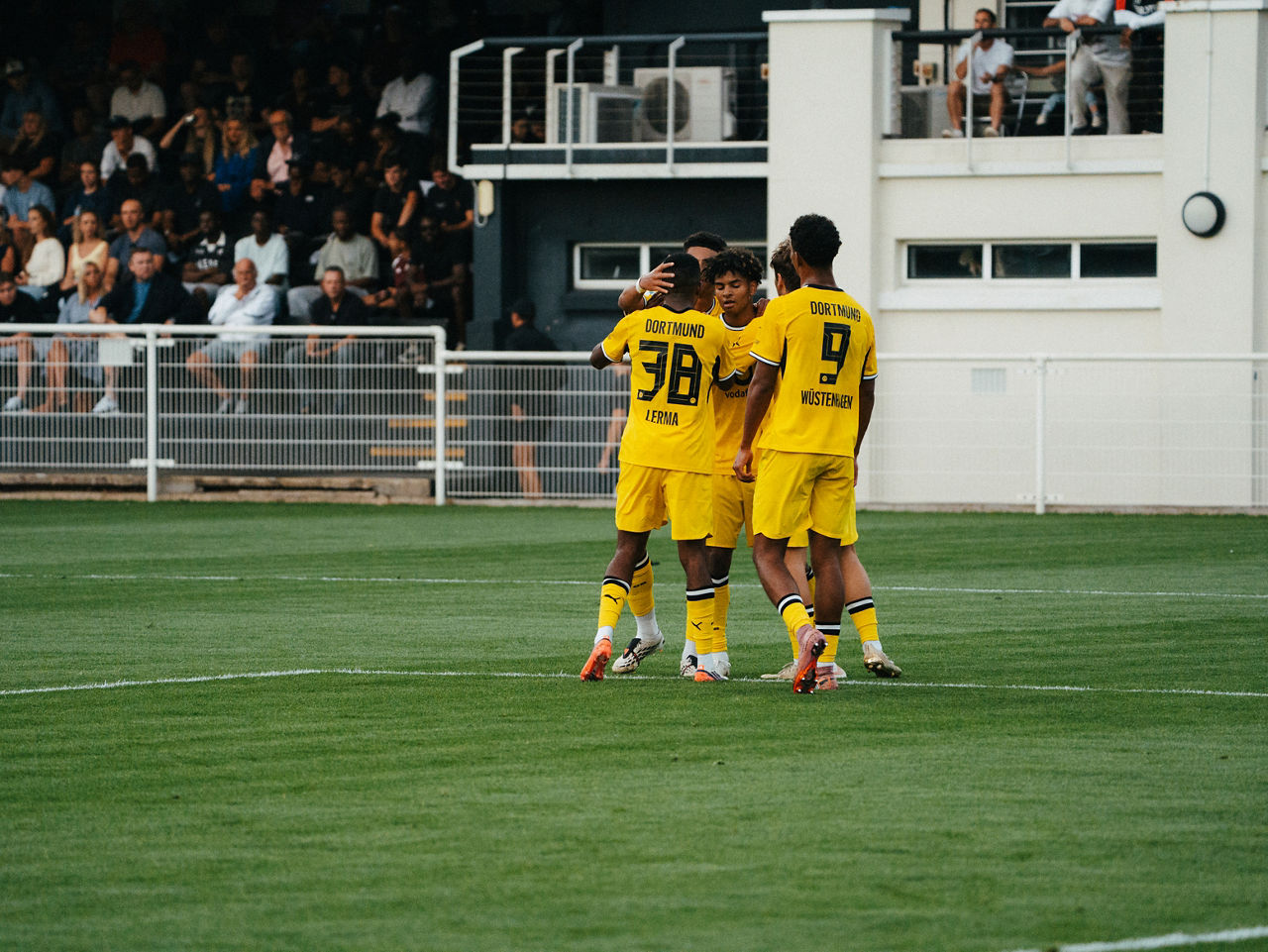 Të rinjtë e BVB-së festojnë fillimin e ëndrrave të Kupës Ndërkombëtare të Premier League